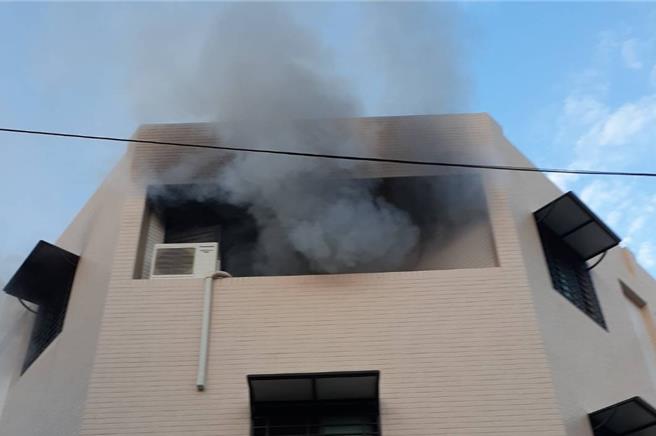 高雄彌陀一處透天厝民宅6日清晨6時許傳出火警，消防局人員發現黑煙從3樓房間竄出。（翻攝照片／林瑞益高雄傳真）