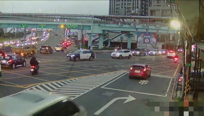 男童家中不慎跌倒後導致頭部受傷，母親初步為他包紮傷口，卻仍無法將血止住，開車送醫路上卻被困於車陣，當下隨即報警求助。（圖 / 劉詠韻翻攝）