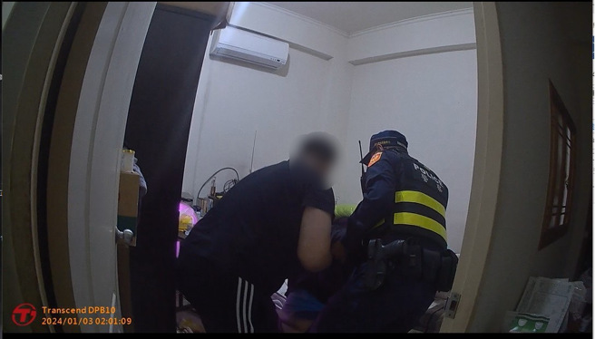 警方到场发现暗夜声响的来源，竟是罗姓屋主父亲摔落到地上后的求救声。（翻摄画面）