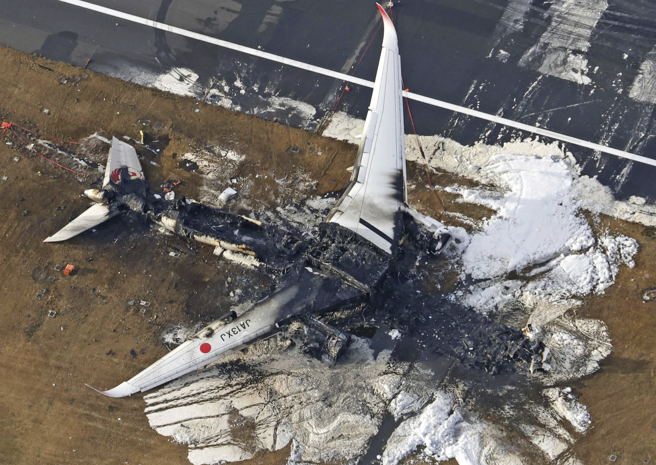 日本航空客機2日降落羽田機場時，與海上保安廳定翼機發生擦撞。（圖／美聯社）