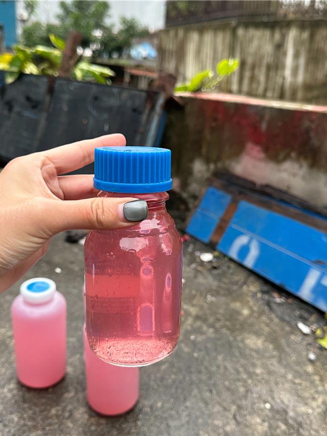 採樣紅色汙水。（新北市環保局提供）