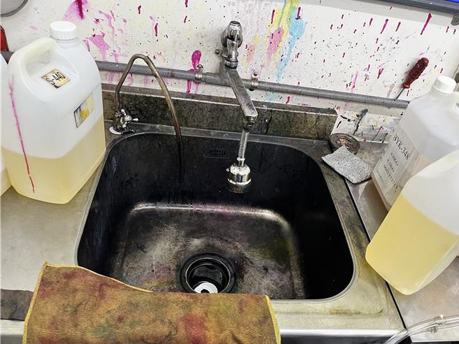 業者場內長年下來清洗痕跡。（新北市環保局提供）