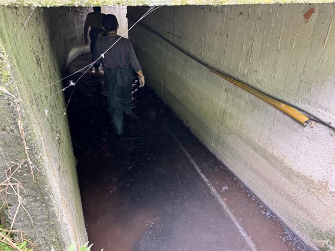 稽查人員在狹小巷弄內溯源。（新北市環保局提供）