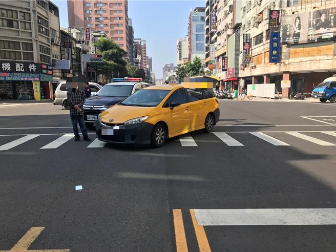 高市行人斑馬線遭撞飛翻圈 小黃司機未禮讓下場慘