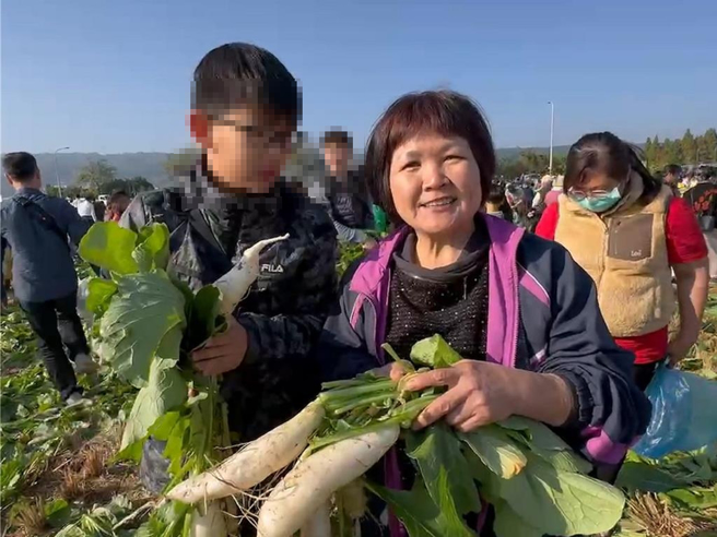 彰化縣芬園鄉農會6日上午9點舉辦親子拔蘿蔔活動，逾千民眾約7分鐘就將3甲地的蘿蔔田拔光光。（民眾提供／孫英哲彰化傳真）