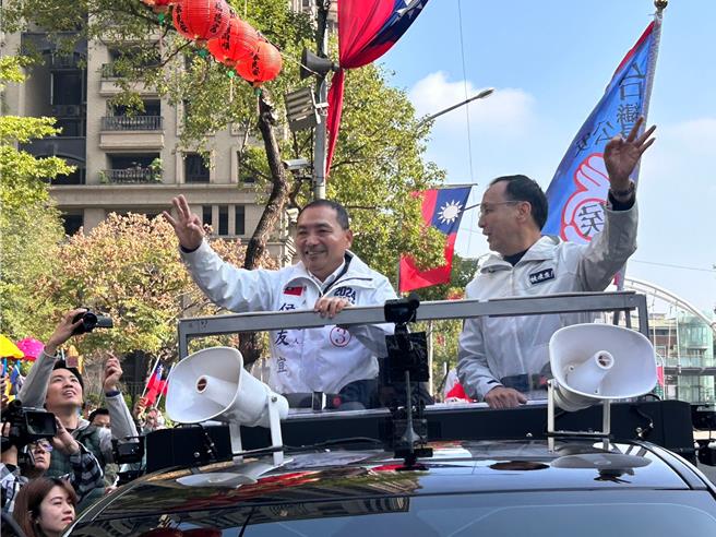 2024總統大選進入最後倒數一周，國民黨總統候選人侯友宜（左）於6日啟動車隊掃街。今上午與國民黨主席朱立倫（右）合體，於板橋大本營啟動掃街。（陳薏云攝）