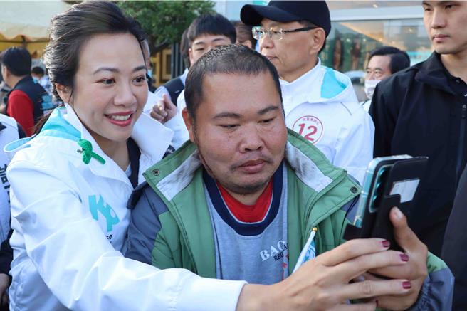 民眾党副总统候选人吴欣盈6日到嘉义市扫街拜票，与热情粉丝自拍合影。（吕妍庭摄）