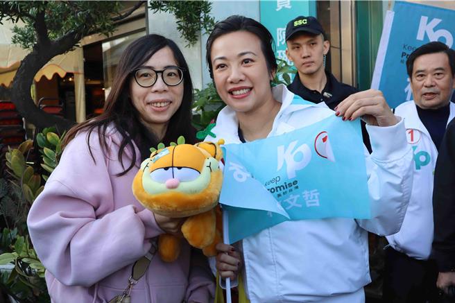 民眾党副总统候选人吴欣盈6日到嘉义市扫街拜票，与支持者合影。（吕妍庭摄）