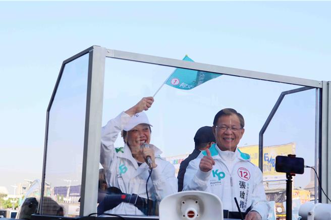 民眾党副总统候选人吴欣盈与民眾党不分区立委候选人张启楷站上战车扫街。（吕妍庭摄）