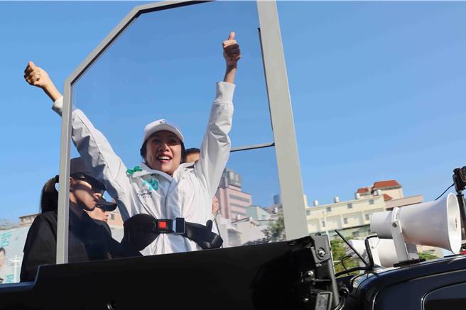 民眾党副总统候选人吴欣盈6日到嘉义市扫街拜票，展现热情。（吕妍庭摄）