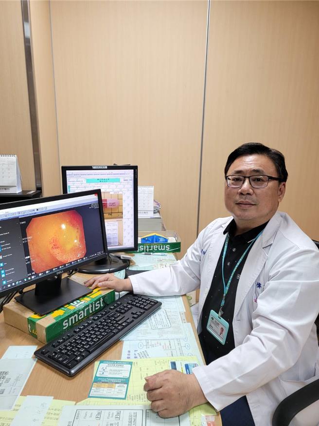 阮綜合醫院消化內科醫師蕭偉成表示，平常民眾常會使用非類固醇的止痛消炎藥，會對胃內的黏膜造成傷害。（阮綜合醫院提供／楊舒婷高雄傳真）