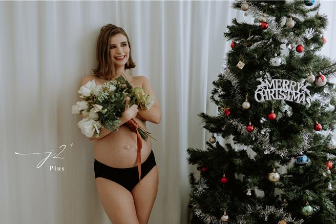 佳娜挑战全裸孕妇写真。（J2 Plus婚纱摄影提供）