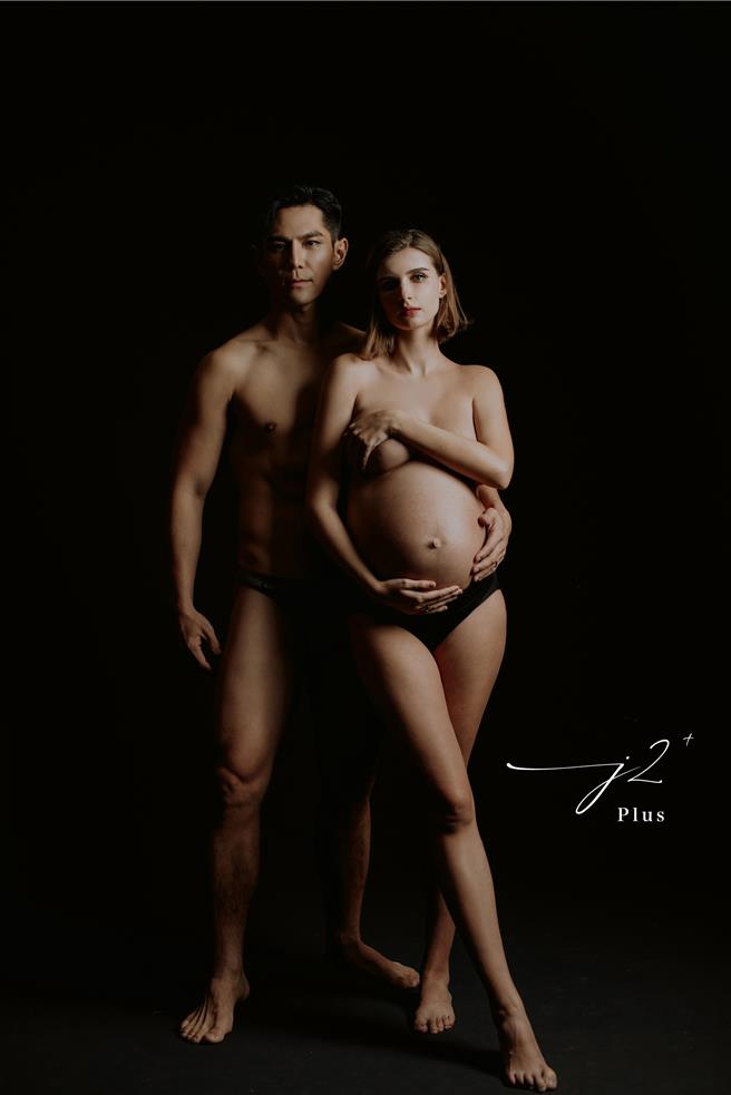 祖雄、佳娜挑战全裸尺度的孕妇写真。（J2 Plus婚纱摄影提供）