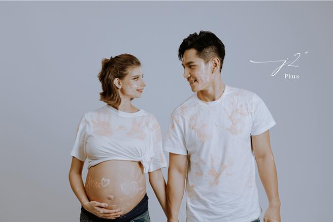 祖雄、佳娜拍摄孕妇写真。（J2 Plus婚纱摄影提供）