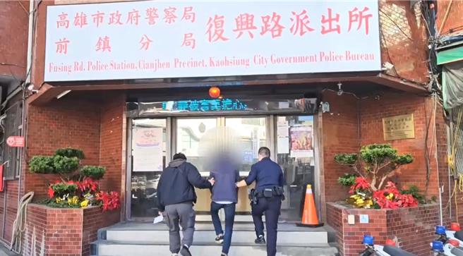 警方当场逮获18岁王姓车手，查扣1支智慧型手机、工作服务证、交易收据等证物，全案于警询后依涉嫌诈欺、洗钱防制法等罪嫌移送高雄地检署侦办。（高市前镇分局提供／袁庭尧高雄传真）