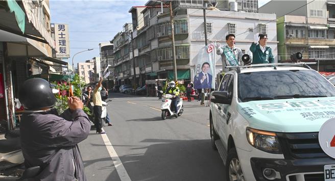 高雄市长陈其迈（车上右）6日为民进党立委候选人李柏毅（车上左）车扫，民眾在路边支持李柏毅。（林瑞益摄）