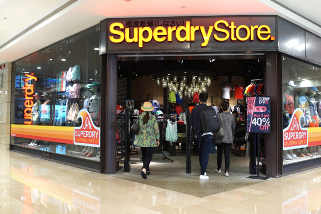 过去新竹科学园区的工程师人手一件Superdry，因此被戏称是园区制服。（图／shutterstock）