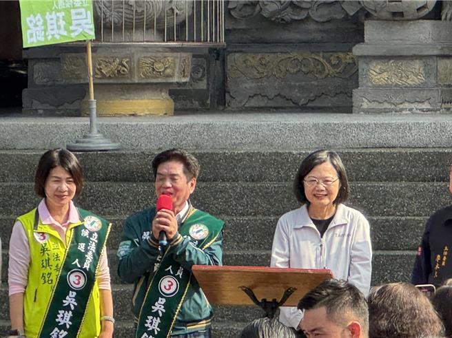 蔡英文总统（右一）今（6）日与力拚连任的民进党籍新北市八选区立委候选人吴琪铭（右二）一同到新北市土城区参拜上香。（柯毓庭摄）