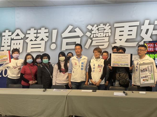 國民黨高雄七選區立委候選人鍾易仲6日批評民進黨對手許智傑在去年3月鳳山爆發2起儲能場抗爭事件時，沒有與人民站在一起。（洪浩軒攝）