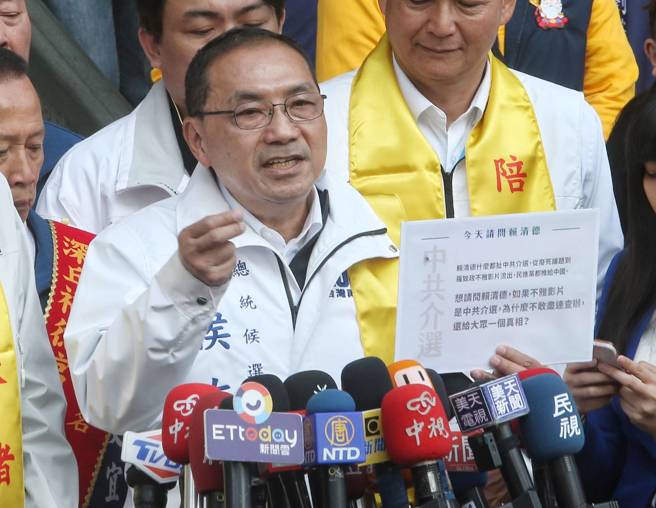 國民黨總統候選人侯友宜（前）6日在新北市板橋車隊掃街，開始前受訪。（趙雙傑攝）