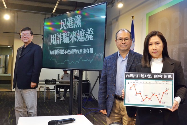 侯友宜、趙少康競選辦公室6日舉行「民進黨用詐騙來遮羞－揭露賴清德不敢面對的無能真相」記者會，國政顧問團召集人杜紫軍（左起）、林祖嘉教授、發言人柳采葳出席。（姚志平攝）