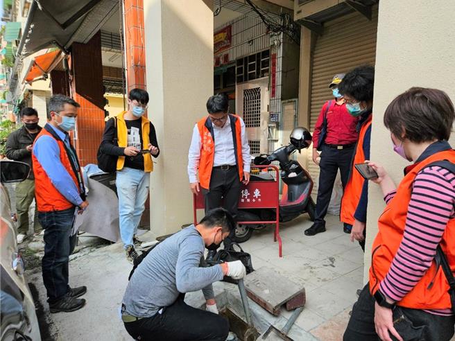 高市府觀光局在2024新年度開工首日再祭重拳，對前金區無照經營旅宿「正旅館」強制斷水電。（高市府觀光局提供／洪浩軒高雄傳真）