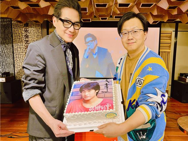 製作人崔軾玄（右）送上特製蛋糕祝賀文章新專輯發行成功。（翰森娛樂提供）