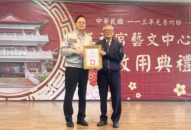 桃园市长张善政（左）、五福宫主委陈宗贤（右）合影。（陈梦茹摄）