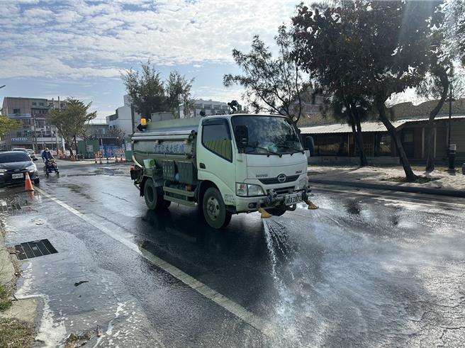 台南市政府各局处与环保局展开空污应变作业，出动洗街车。（台南市环保局提供／曹婷婷台南传真）