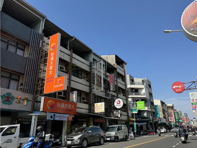 受5日晚间中部大量污染物往南移动、大气扩散条件差影响，台南空品不佳。（曹婷婷摄）