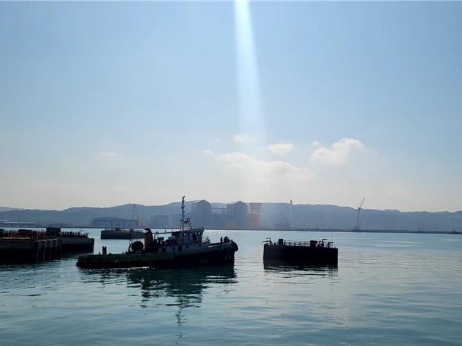 移工摔落时颈部遭到撞击，掉落海中被救起时已无生命迹象。（民眾提供）