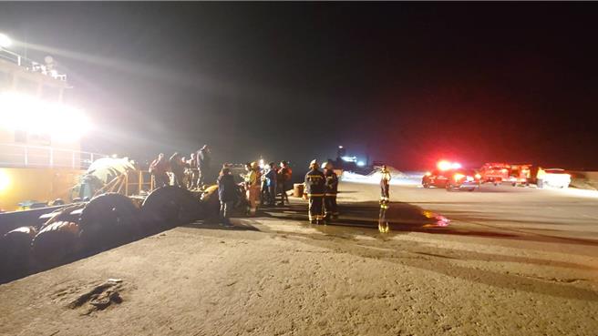 1艘渔船突然撞击平台，导致移工摔落撞击颈部、掉落海中。（民眾提供）