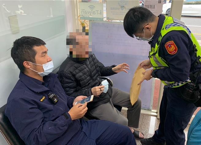 警方5日逮获简姓车手后及起获50万元现金后，通知陈姓被害人（中）到警局指认及领回。（警方提供／孙英哲彰化传真）