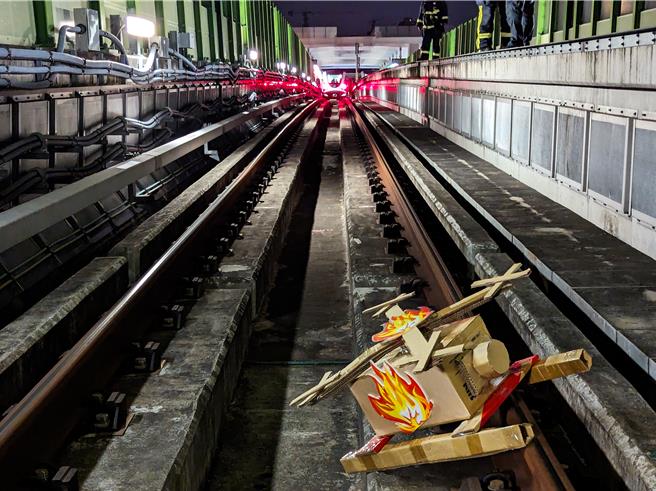 中捷今晨在松竹站模拟异物掉落轨区并起火燃烧。（中捷公司提供／张亦惠台中传真）