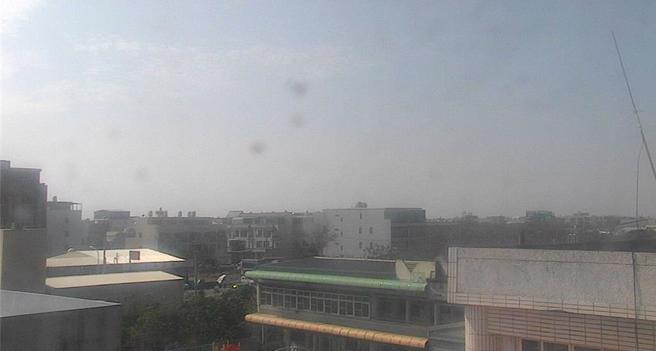 今（6）日环境风场转为偏东风，西半部位于背风侧，请清晨至上午水平及垂直扩散条件差，污染物易累积。（翻摄自空气品质监测网／林良齐台北传真）