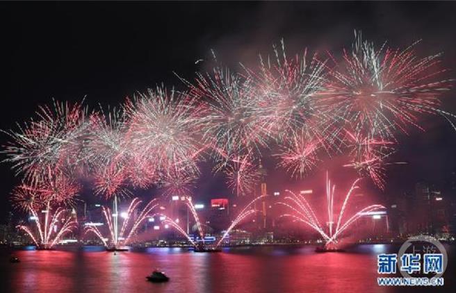 松绑烟火爆竹禁燃令上有政策，大陆十城下有对策。（新华社）