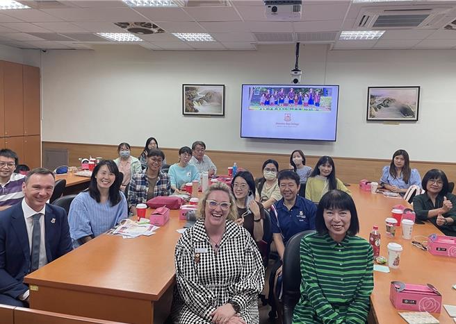 為鼓勵高中與國外學校簽訂合作備忘錄或締結姊妹校，國教署持續辦理「補助高級中等學校與國外校際合作推動線上教學計畫」，112學年度共計補助130校，透過「線上文化交流」、「線上合作教學」或「線上學分選修課程」等方式，提升學生對於多元文化的認。（教育部提供）