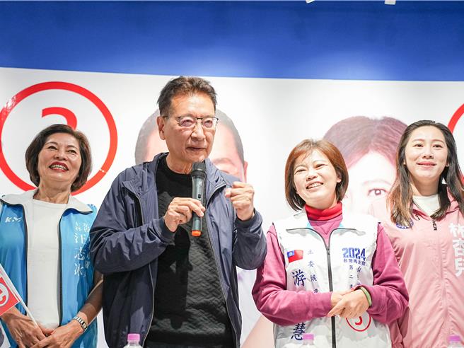 赵少康今(6)日解释，自己离开国民党29年，直到前年才回归参选国民党主席，期盼改造国民党，如今无论深蓝、浅蓝都希望国民党改造，他们比年轻人更急迫于改革。（黄敬文摄）