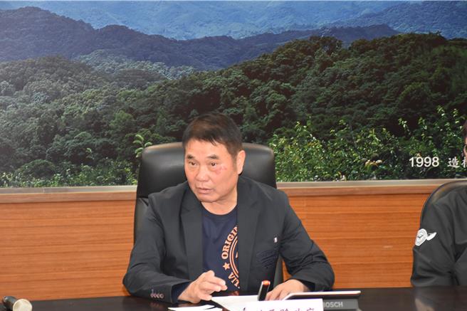 苗栗县谘商心理师公会6日在县府大楼举行成立大会，苗栗县长锺东锦痛心一名年轻军官轻生。（谢明俊摄）