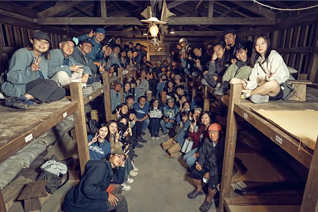 《星空下的黑潮岛屿》剧组杀青合照。（客台提供）