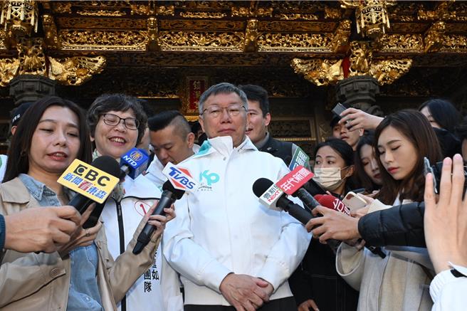 陳時中說，高端疫苗合約「封存30年」 是錯誤訊息，柯文哲說，那這樣子要陳時中將合約書公開就好了，說到這個他就生氣。（張妍溱攝）