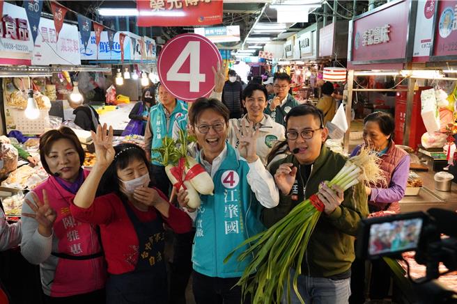 台中市立委六選區民進黨候選人江肇國（右二）6日由新北市議員卓冠廷（右一）、台中市議員陳雅惠（左一）陪同到第三市場掃街，江批對手是「賄選團隊的大集合」。（江肇國境總提供／陳淑芬台中傳真）