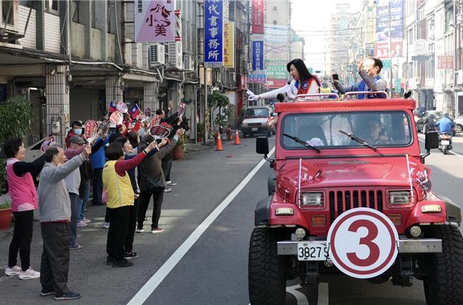 桃园四选区现任立委万美玲拚连任，6日以车队扫街拜票。（万美玲竞选办公室提供／陈梦茹桃园传真）