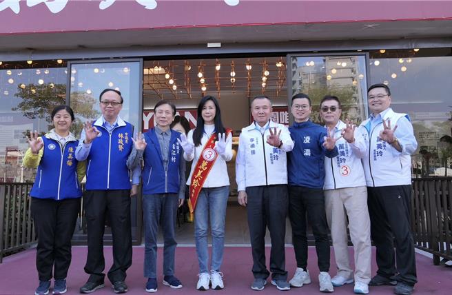 桃园四选区现任立委万美玲（左四）拚连任，与多名蓝营市议员一起比出OK手势。（万美玲竞选办公室提供／陈梦茹桃园传真）