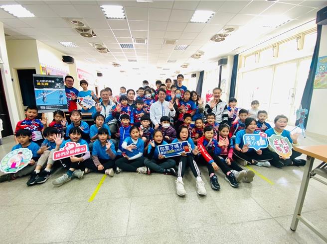 苗栗县直排轮委员会主委张淑芬6日邀请亚运金牌国手黄玉霖到苗栗与蓬莱国小选手相见欢。（蓬莱国小提供／谢明俊苗栗传真）