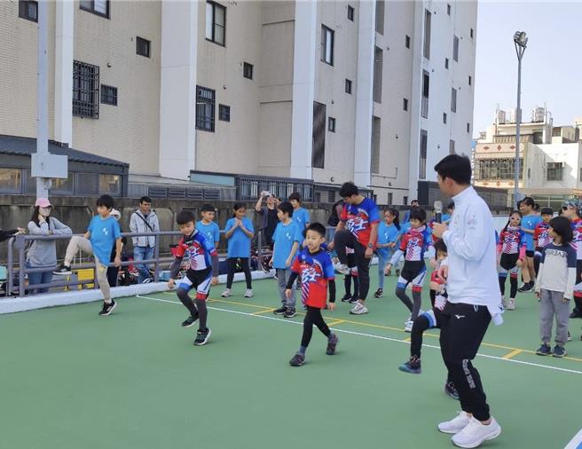 亚运金牌国手黄玉霖到苗栗与蓬莱国小选手相见欢，并陪小朋友们练习。（蓬莱国小提供／谢明俊苗栗传真）