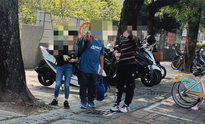 一名网友在脸书社团发出3张照片，指说有孩童在放学时间挥舞刀械。（翻摄自爆料公社二社／杨舒婷高雄传真）