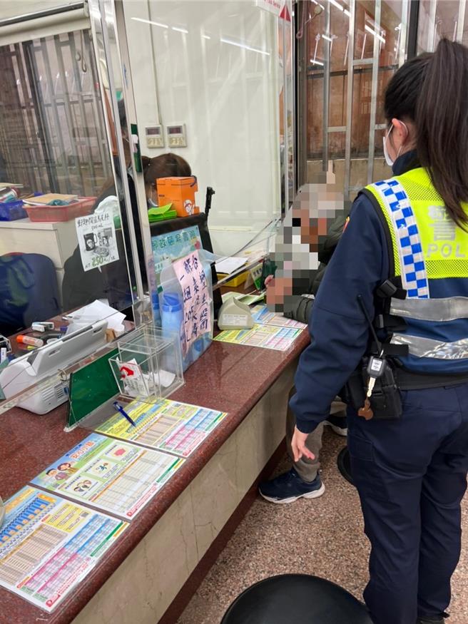 三义邮局人员与苗栗警分局三义分驻所员警劝说傅某及时阻诈。（读者提供／谢明俊苗栗传真）