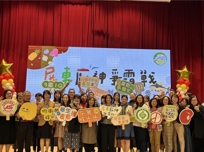 屏县府指出，首届「屏东厨神争霸战」共有18所国高中小报名参加，初选挑出12所进入决赛，这12组队伍菜单将在112学年度第2学期纳入营养午餐菜单，由各校选择并供应给学童。（谢佳潾摄）