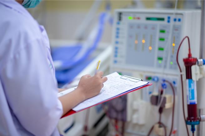 《病人自主权利法》上路5周年，各医院预立医疗照护谘商（ACP）门诊需自费2000到3500元不等，被认为是影响预立医疗决定（AD）签署量的一大阻碍。（示意图／Shutterstock）